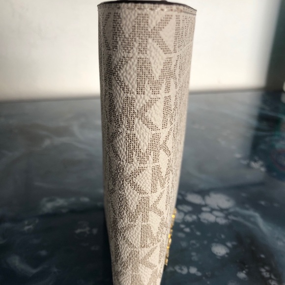 Michael Kors Passport Case/Wallet - Picture 2 of 8